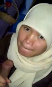 Cewe Jilbab Sepong Kontol Sampai Muntah